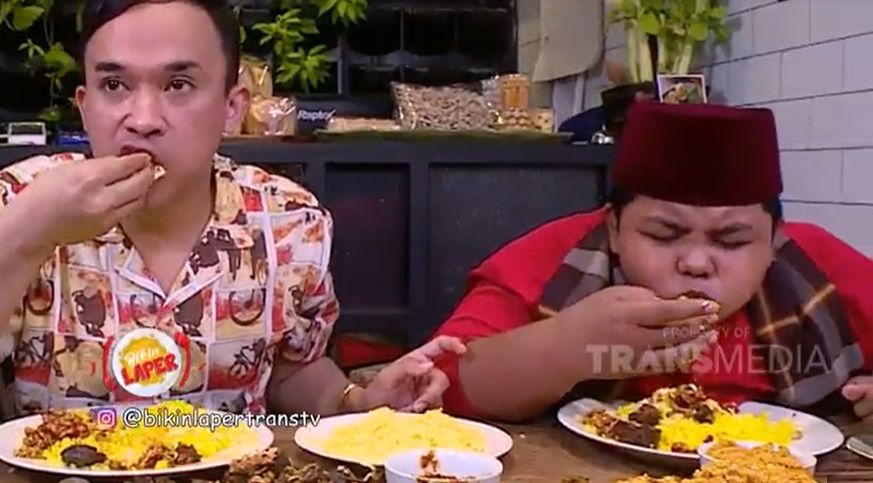 Makan Nasi Kuning dan Empal Enak