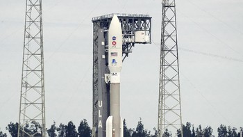 Roket Atlas V sudah berada di landasan peluncuran. Cuaca sepertinya mendukung jadwal peluncuran ini, dengan kemungkinan cuaca buruk hanya 20%. Foto: AP/John Raoux