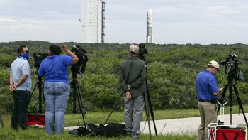 Roket Atlas V buatan United Launch Alliance saat dibawa menuju landasan peluncuran di Space Launch Complex 41 di Cape Canaveral Air Force Station. Foto: AP/John Raoux