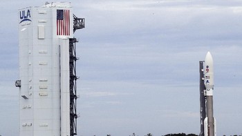 Saat ini Perseverance dan Ingenuity telah dikemas dalam roket Atlas V yang akan menerbangkan misi ini ke orbit. Foto: AP/John Raoux