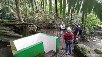 Ada juga sebagian cerita yang menyebut mata air ini pertemuan dari beberapa mata air, yakni Kejayaan, Cikahuripan, Cikamayan dan Cibarani. Banyak wisatawan pun tertarik ke sini. (Dadang Hermansyah/detikcom)