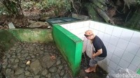Namun Samin minta agar traveler yang berziarah ke lokasi mata air Cibarani, jangan menyebut permintaan mereka, namun berdoa semata-mata untuk mencari ridho Allah SWT. (Dadang Hermansyah/detikcom)