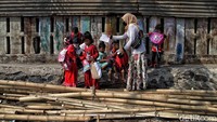 Sekolah ini memang memiliki keunikan tersendiri karena saat belajar tidak mengharuskan anak-anak belajar di dalam ruangan dikarenakan agar anak-anak tidak hanya fokus terhadap materi pelajaran tertulis tetapi dapat belajar mengenal alam sekitar yang bagus untuk motorik anak. 