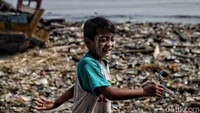 Mungkin beberapa puluh tahun lagi generasi ini yang memperbaiki sistem pendidikan pembelajaran jarak jauh ini menjadi lebih baik. Dan COVID-19 hanya cerita mereka di masa lali betapa sulitnya perjuangan meraih nilai 100.