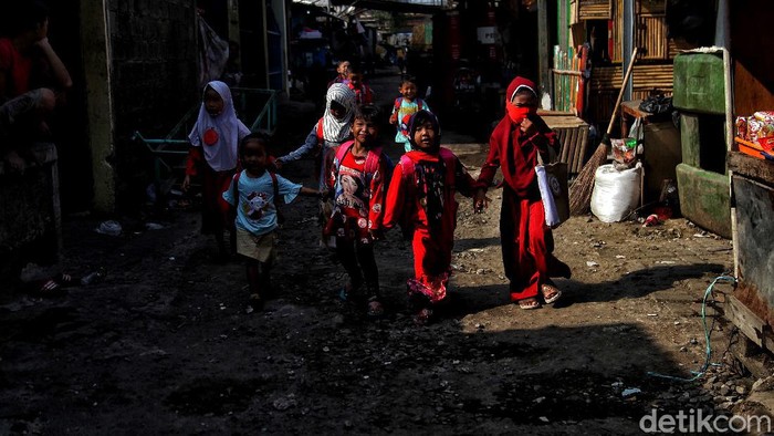 Menjaga Cita-cita Anak Pesisir di Era New Normal Imbas pandemi, kegiatan belajar di era new normal telah dijalankan sejak beberapa bulan lalu. Salah satunya di Pendidikan Usia Dini (PAUD) dari sekolah Merah Putih di Jakut.