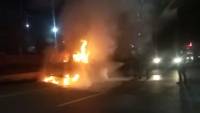 Mobil terbakar.