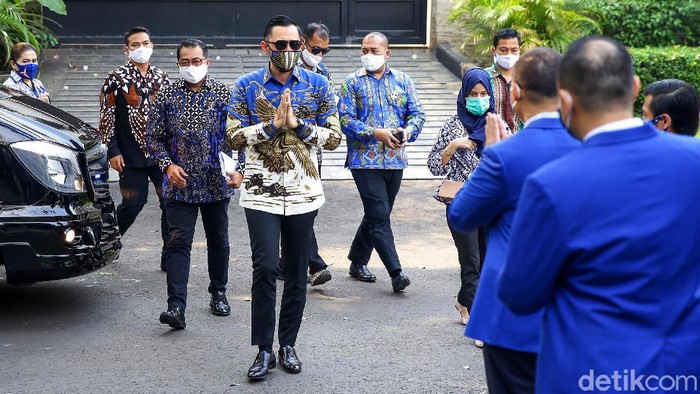 Momen AHY Silaturahmi ke Kantor DPP PAN Ketum Partai Demokrat Agus Harimurti Yudhoyono (AHY) mendatangi kantor DPP PAN. Disana AHY bersilaturahmi dengan para pengurus partai tersebut.