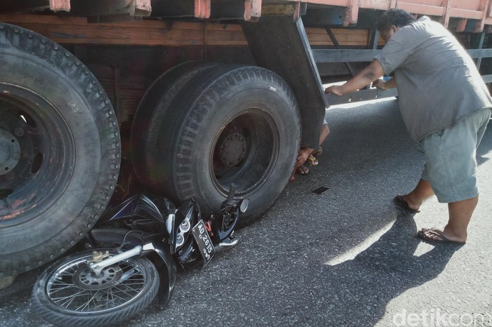 Motor terlindas truk di jalan lingkar Delanggu, Klaten, Rabu (29/7/2020).