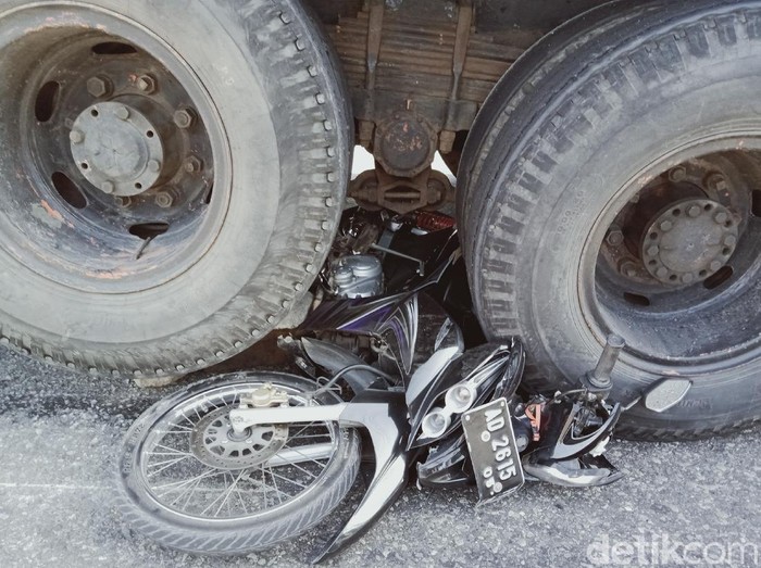 Motor terlindas truk di jalan lingkar Delanggu, Klaten, Rabu (29/7/2020).