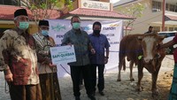 Bank Mandiri menggandeng Lembaga Zakat Infaq Sadaqah Nahdlatul Ulama (LAZISNU) dalam penyaluran 20 hewan kurban pada Idul Adha 1441 H. Foto: PBNU