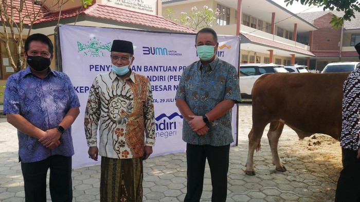 PBNU melalui Lembaga Zakat Infaq Sadaqah Nahdlatul Ulama (LAZISNU) menerima 20 hewan kurban dari Bank Mandiri, Hewan kurban ini akan dibagikan kepada warga.