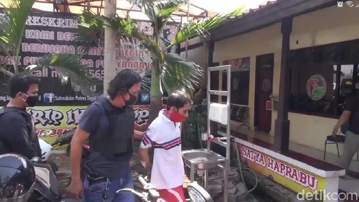 Pelaku pembunuh pasutri di Tegal berkaos putih
