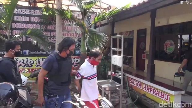 Pelaku pembunuh pasutri di Tegal berkaos putih