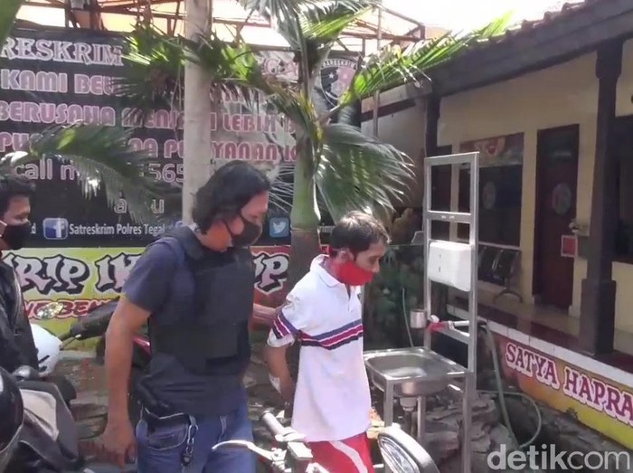 Pelaku pembunuh pasutri di Tegal berkaos putih