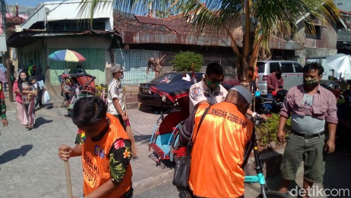 Pelanggar masker disanksi sosial bersih-bersih fasilitas umum