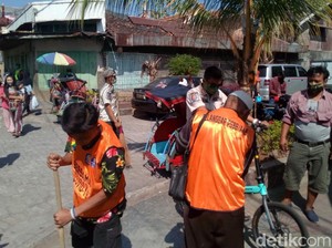 Tak Pakai Masker, 22 Warga Dihukum Bersihkan Trotoar-Jalan di Cianjur