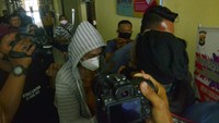 S, pria yang diduga memesan Vernita bersatus saksi dan telah dipulangkan. Sementara Vernita bersama 2 pria yang diduga muncikari masih diperiksa polisi. (ANTARA FOTO/ARDIANSYAH)