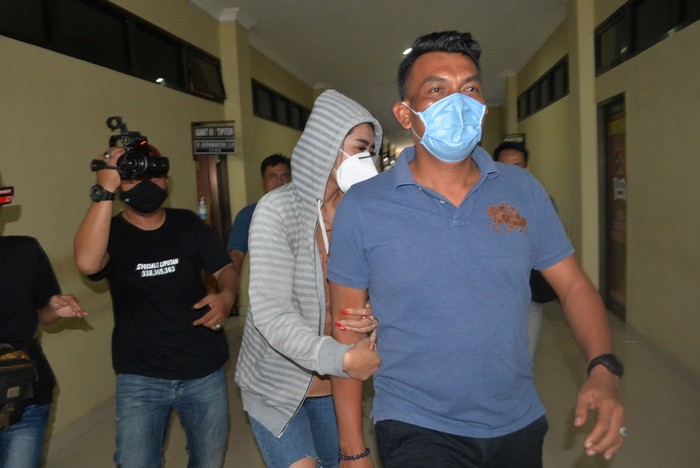 PENANGKAPAN ARTIS DIDUGA TERLIBAT PROSTITUSI Personel kepolisian membawa artis berinisial VS (tengah) saat akan menjalani pemeriksaan di Polresta Bandar Lampung, Lampung, Rabu (29/7/2020). Vernita Syabilla (VS) yang juga selebgram dan artis Film Televisi (FTV) tersebut ditangkap Polresta Bandar Lampung dari sebuah hotel berbintang di Bandar Lampung karena diduga terlibat dalam kasus prostitusi. ANTARA FOTO/ Ardiansyah/aww.