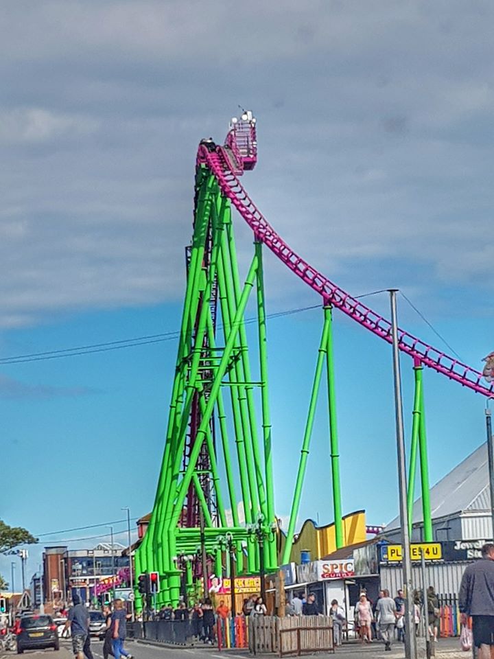 pengunjung terjebak di rollercoaster inggris