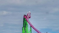 Momen detik-detik penyelamatan para penumpang pun sempat diabadikan fotografer bernama Julie Sadler dan dia berbagi foto-foto tersebut di Facebook. Dia juga menuliskan bahwa itu adalah detik-detik penyelmatan penumpang yang terjebak di roller coaster. (Julie Day Sadler Photography/Facebook)
