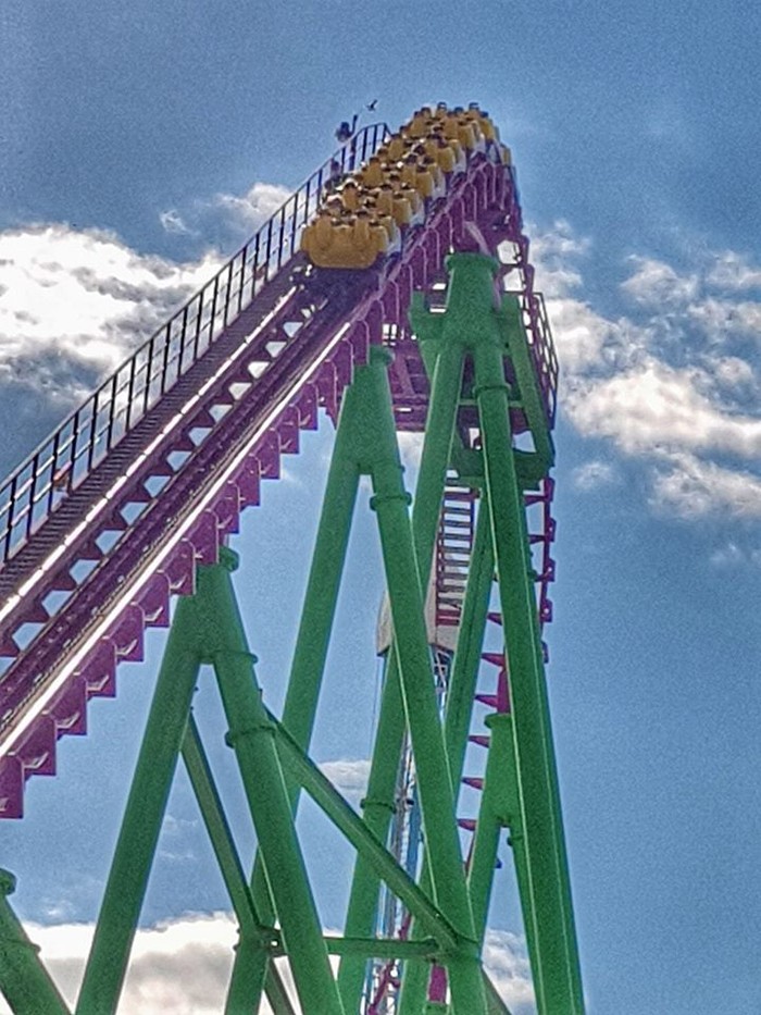 pengunjung terjebak di rollercoaster inggris