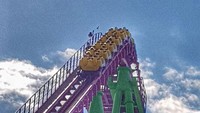 Roller coaster ini berada di Fantasy Island milik Lincolnshire di Inggris berhenti ketika sedang mendaki salah satu tanjakan. Setelah sekitar satu jam bekerja, staf taman pun harus menggunakan tali untuk mengevakuasi para  penumpang roller coaster. (Julie Day Sadler Photography/Facebook)