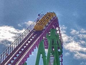 Ngeri, Puluhan Penumpang Terjebak di Roller Coaster Setinggi 46 Meter