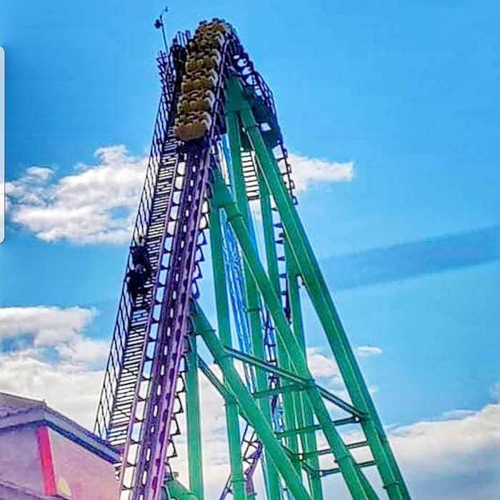 pengunjung terjebak di rollercoaster inggris
