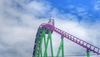 Juru bicara Fantasy Island mengatakan wahana itu rusak karena kesalahan drive rollercoaster yang memicu salah satu dari beberapa lapisan sistem keselamatan wahana dan penumpang. Akibatnya kereta berhenti dan mengunci. (Julie Day Sadler Photography/Facebook)