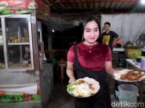 Penjual bebek goreng cantik di Surabaya