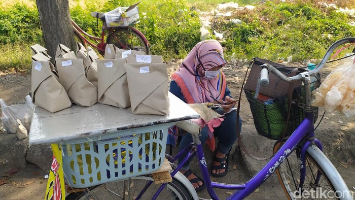 Kakak beradik di Sidoarjo belajar daring sambil berjualan nasi bungkus. Mereka yakni Sovi Dwi Aprilia dan Tri Wahyu.