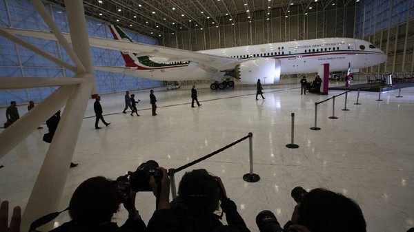 Dari 6 juta lembar tiket lotere yang akan dijual oleh Pemerintah Meksiko kepada rakyatnya, baru seperempatnya yang sudah terjual. Sementara, deadline pengundian lotere semakin dekat. (Marco Ugarte/AP) Dari 6 juta lembar tiket lotere yang akan dijual oleh Pemerintah Meksiko kepada rakyatnya, baru seperempatnya yang sudah terjual. Sementara, deadline pengundian lotere semakin dekat. (Marco Ugarte/AP)