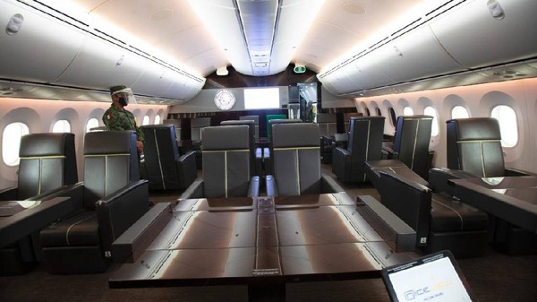 Dengan hanya 1,5 juta lembar tiket lotere yang terjual, harga pesawat jet kepresidenan Meksiko hanya tercover 38%-nya saja. Pemerintah Meksiko sendiri ingin setidaknya dana sebesar US120 juta masuk ke kas mereka dari hasil penjualan pesawat jet kepresidenan itu. (Marco Ugarte/AP) Dengan hanya 1,5 juta lembar tiket lotere yang terjual, harga pesawat jet kepresidenan Meksiko hanya tercover 38%-nya saja. Pemerintah Meksiko sendiri ingin setidaknya dana sebesar US120 juta masuk ke kas mereka dari hasil penjualan pesawat jet kepresidenan itu. (Marco Ugarte/AP)