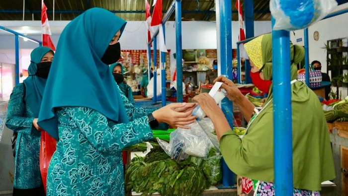 PKK Banyuwangi Keliling Bagikan Starter Pack Cegah COVID-19 ke Pedagang Pasar hingga Warung