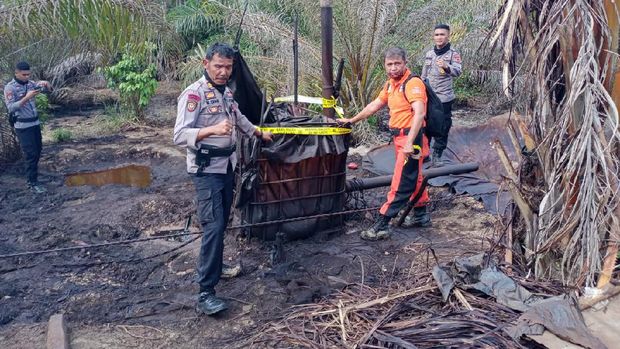 Polisi Jambi tutup sumur minyak ilegal di dalam hutan