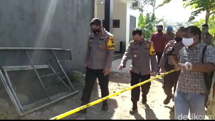 Polisi olah TKP di rumah pasutri yang tewas dianiaya di Kabupaten Tegal, Rabu (29/7/2020).