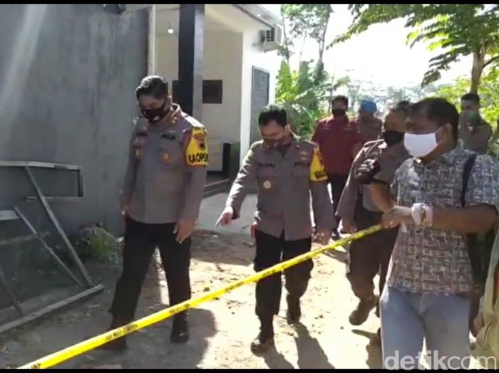 Polisi olah TKP di rumah pasutri yang tewas dianiaya di Kabupaten Tegal, Rabu (29/7/2020).