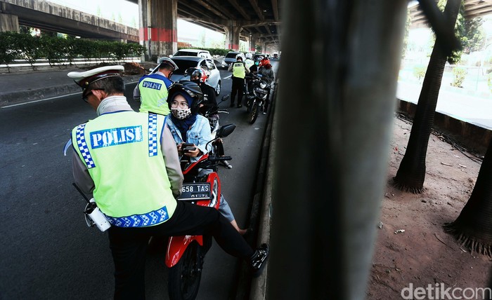 Polisi menggelar Operasi Patuh Jaya 2020, di Jalan DI Pandjaitan, By Pass, Jakarta Timur.  Mereka menindak pemotor yang memasuki jalur cepat.
