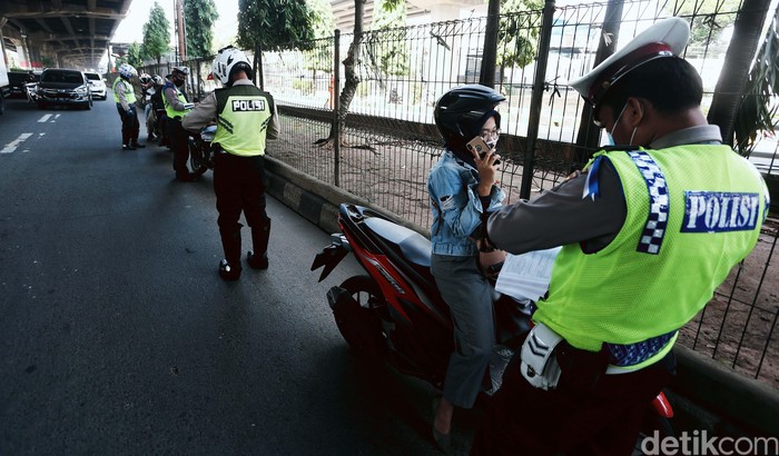 Polisi menggelar Operasi Patuh Jaya 2020, di Jalan DI Pandjaitan, By Pass, Jakarta Timur.  Mereka menindak pemotor yang memasuki jalur cepat.