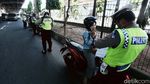 Polisi Tindak Pemotor yang Lewat Jalur Cepat