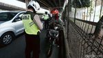 Polisi Tindak Pemotor yang Lewat Jalur Cepat