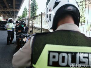 Polisi Tindak Pemotor yang Lewat Jalur Cepat