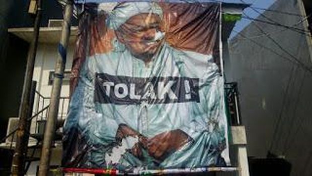Poster Habib Rizieq yang coba dibakar massa, kini dipasang di Markas FPI di Petamburan.
