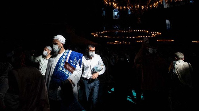 Potret Bagian Dalam Hagia Sophia Setelah Menjadi Masjid ISTANBUL, TURKEY - JULY 24: People visit inside the Hagia Sophia Grand Mosque ahead of afternoon prayers during the first official Friday prayers on July 24, 2020 in Istanbul, Turkey. Turkey's President Recep Tayyip Erdogan attended the first Friday prayer inside the Hagia Sophia Mosque after it was officially reconverted into a mosque from a museum. The controversial decision to change the iconic buildings status came after Turkey's highest administrative court voted on July, 10 to revoke the structures status as a museum allowing it to be converted back to a mosque. Throughout it's history the UNESCO World Heritage site has served as a Byzantine Cathedral, a mosque under Ottoman rule, and most recently a museum. Thousands of worshippers from all over Turkey flocked to the site for the chance to pray inside the historic building for the first Friday prayers. (Photo by Chris McGrath/Getty Images)