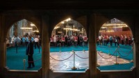 Namun ada satu tempat yang tidak ditutup karpet yakni altar yang merupakan tempat penobatan para kaisar Bizantium.