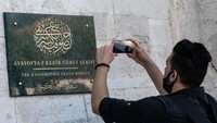 Papan nama telah berubah menjadi The Hagia Sophia Grand Mosque