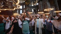 Ketika di luar waktu salat, Hagia Sophia akan terbuka untuk semua pengunjung dan wisatawan.