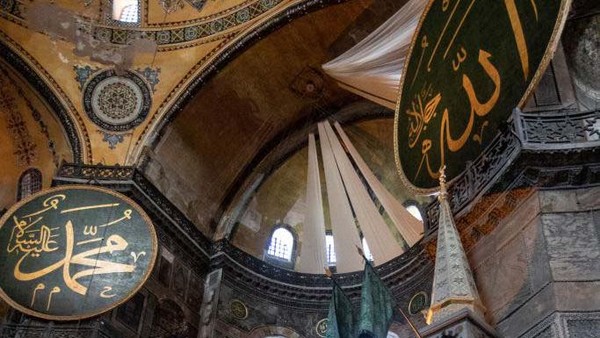 Setelah menjadi masjid, ornamen bangunan yang bertema Orthodox ditutup dan diganti dengan kaligrafi yang didesain Kazasker Mustafa İzzet. Kaligrafi tersebut antara lain tulisan Allah SWT, Nabi Muhammad SAW, empat khalifah pertama, dan dua cucu Rasulullah SAW. Juga dibangun mihrab dan menara. (Getty Images/Chris McGrath) Setelah menjadi masjid, ornamen bangunan yang bertema Orthodox ditutup dan diganti dengan kaligrafi yang didesain Kazasker Mustafa İzzet. Kaligrafi tersebut antara lain tulisan Allah SWT, Nabi Muhammad SAW, empat khalifah pertama, dan dua cucu Rasulullah SAW. Juga dibangun mihrab dan menara. (Getty Images/Chris McGrath)