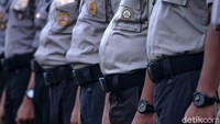 Dalam Pasal 62, yang dimaksud dengan berdiri tegak dengan sikap hormat pada waktu lagu kebangsaan diperdengarkan/dinyanyikan adalah berdiri tegak di tempat masing-masing dengan sikap sempurna, meluruskan lengan ke bawah, mengepalkan telapak tangan, dan ibu jari menghadap ke depan merapat pada paha disertai pandangan lurus ke depan.