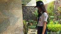 Pelaksanaan sikap sempurna posisi berdiri diatur dengan ketentuan berikut: Sikap berdiri badan tegak, Kedua tumit rapat dengan kedua telapak kaki membentuk sudut 45 derajat, lutut lurus dan paha dirapatkan, tumpuan berat badan dibagi atas kedua kaki, perut ditarik dan dada dibusungkan.